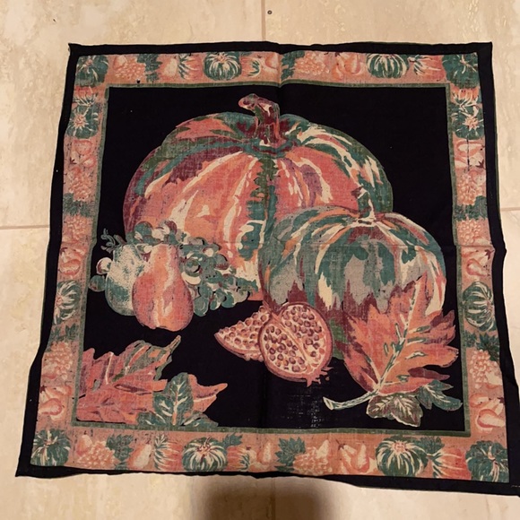 🍂🦃🍁Set of Four Plus one Harvest Theme Dinner Napkins - Picture 4 of 6